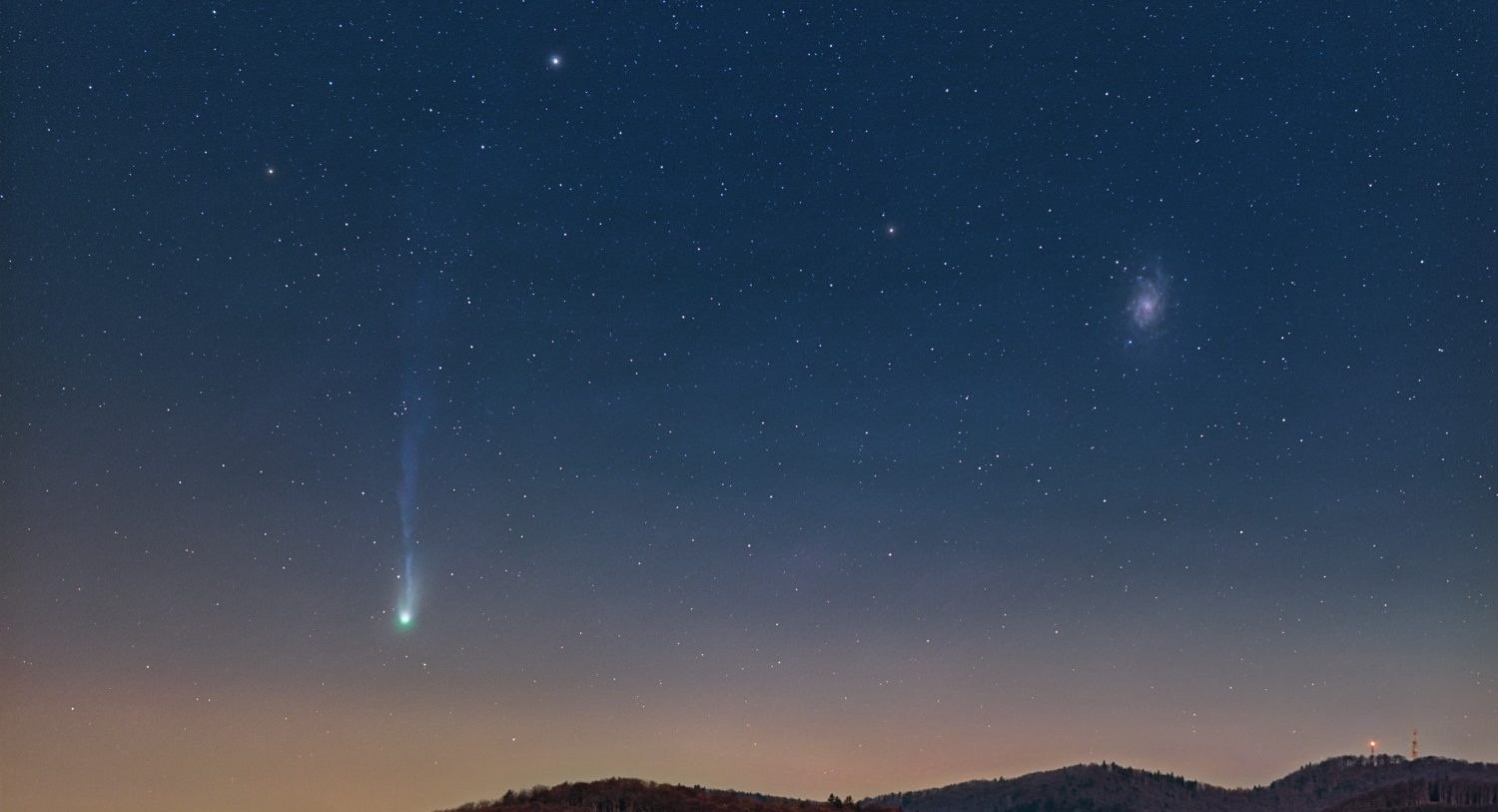 Комета Понса — Брукса (слева)