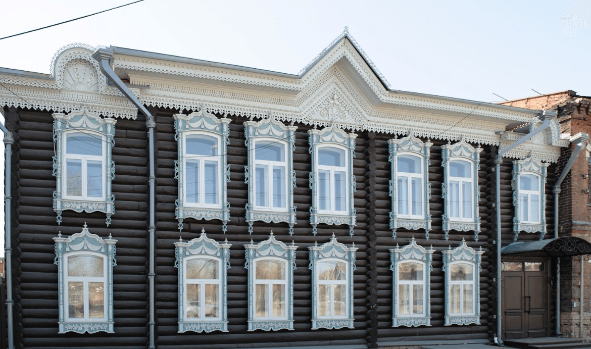 Год постройки можно увидеть на «кокошнике» слева вверху: 1899-й