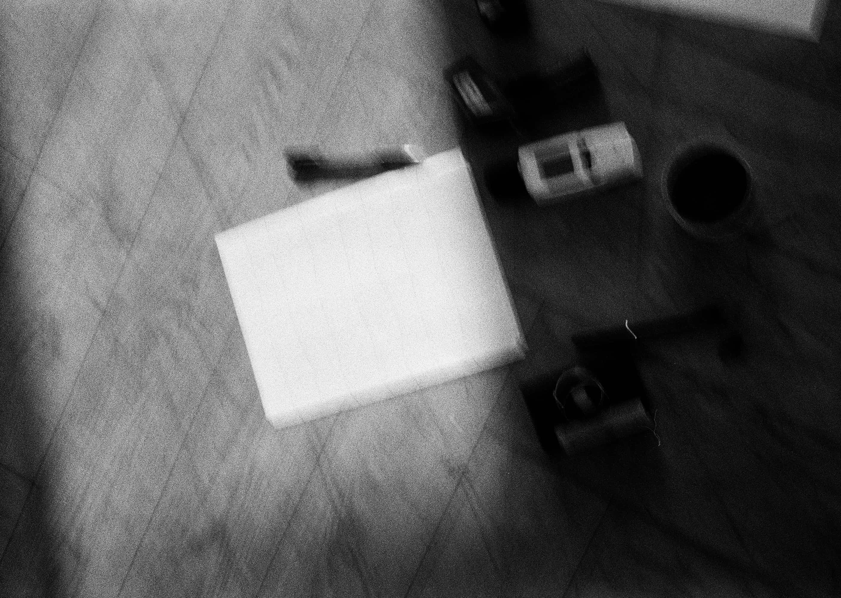 Кристина Шибалова, документация съемки проекта «Стена» №5. Матовая бумага на баритовой основе, ручная оптическая фотопечать, ММСИ, 2023 